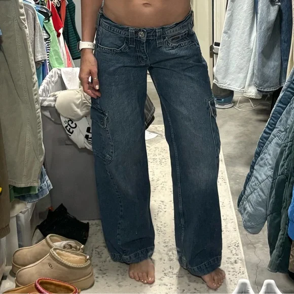 Urban Outfitters BDG Kayla Low-Rise Baggy Cargo Jeans - Picture 4 of 9